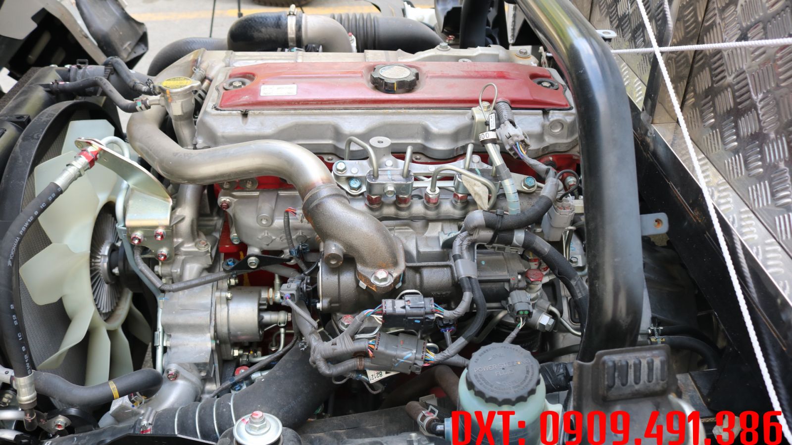 động cơ xe hino 300 trang bị trên xe dutro 3.5 tấn là động cơ Nhật Bản