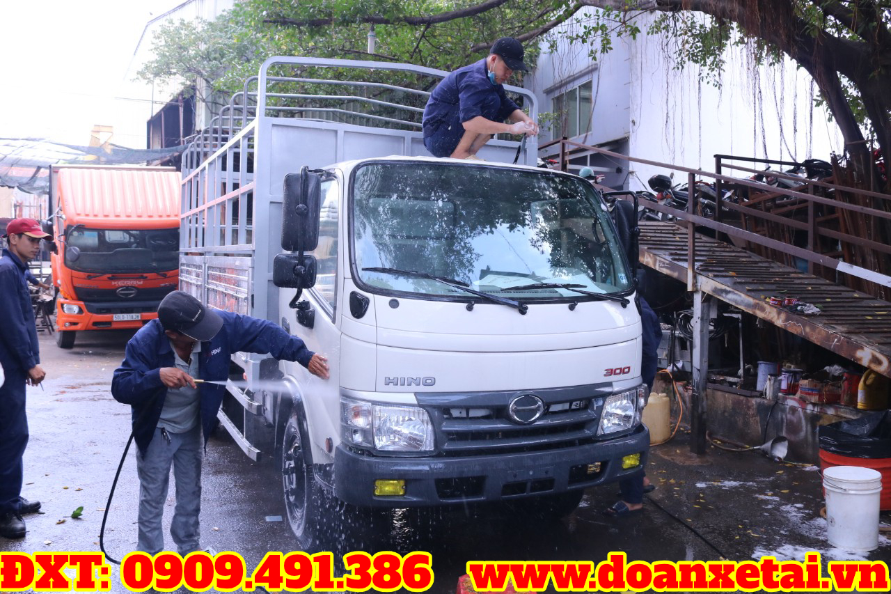 xe hino 5 tấn dutro được rửa trước khi giao cho khách hàng