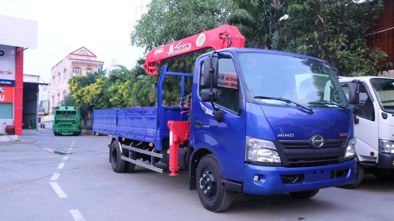 Hino 300 gắn cẩu 3 tấn thùng dài 