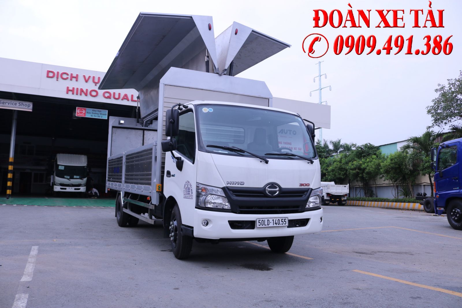 xe tải hino 4 tấn thùng kín cánh dơi phù hợp với khách hàng chở hàng hóa bán hàng lưu động  hoặc chở hàng pallet