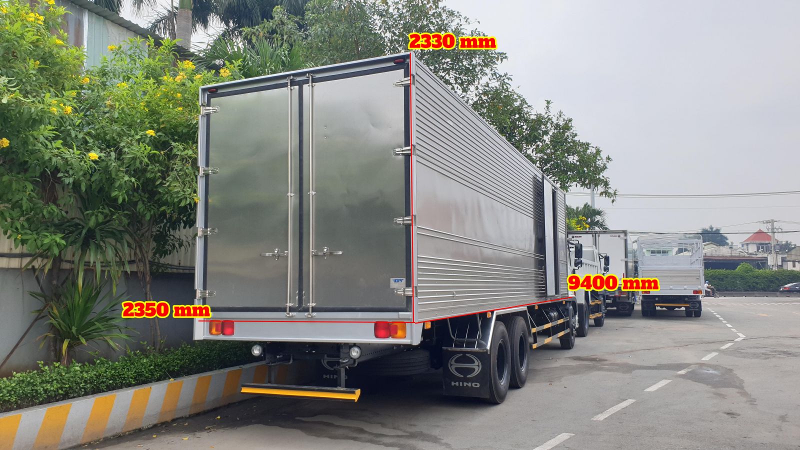 hino 15 tấn được đóng thùng kín với chiều dài 9m4 phù hợp cho các công ty chuyển phát nhanh