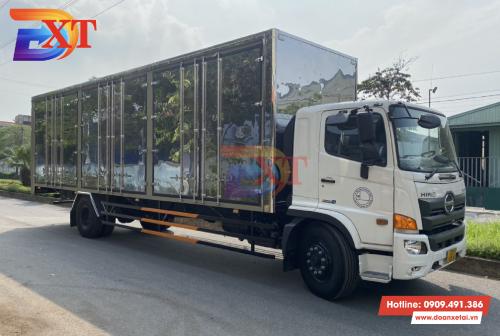 Xe tải Hino FG 6.8 tấn thùng siêu dài chở pallet chứa cấu kiện điện tử