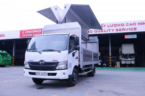 Hino 4 Tấn Thùng Kín Cánh Dơi 5.7 Mét Thùng Bán Hàng Lưu Động