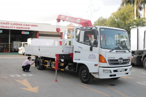 Hino 6T5 Gắn Cẩu Unic 3 Tấn Chở Sắt Thép